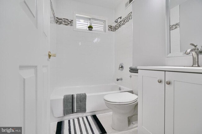 Building Photo - 2845 Plainfield Rd