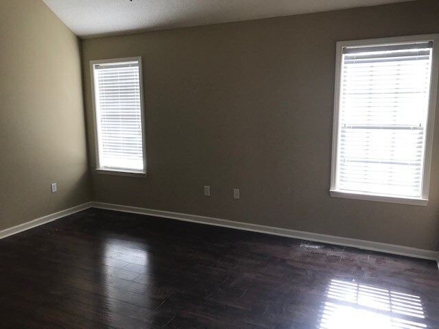 Building Photo - 100 Clay Hills Dr