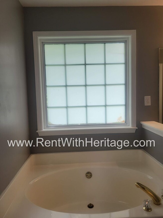 Building Photo - GORGEOUS HOME IN POPULAR HIGHLANDS AT CREEKSIDE GOLF / SWIM / TENNIS COMMUNITY