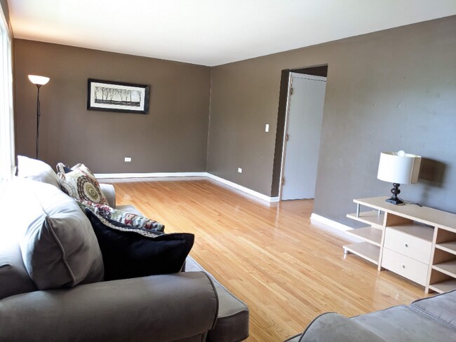 Building Photo - 16W631 56th St