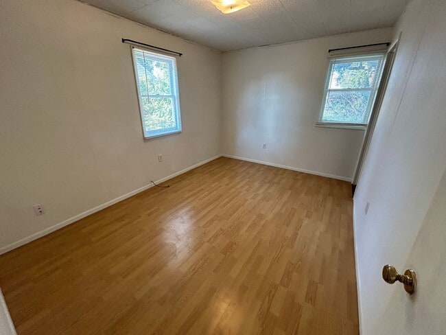 Building Photo - Large 2 Bed 1 Bath House with Fenced Yard and Washer Dryer Hookups