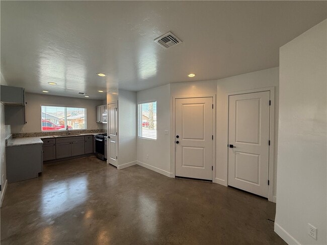 Building Photo - 3606 N Wells St