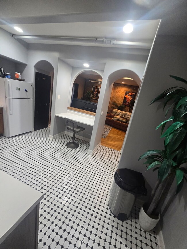 Building Photo - 520 N Milwaukee Ave