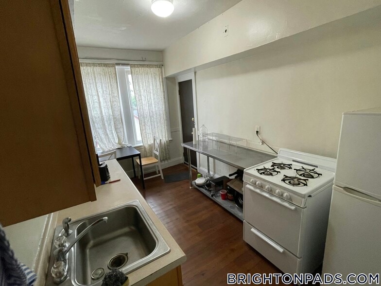 Building Photo - 127 Sutherland Rd