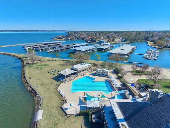 Building Photo - 12515 Lakeshore Dr