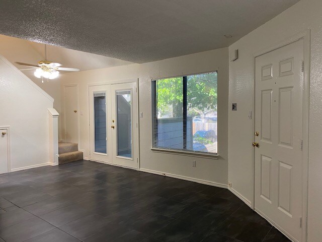 Building Photo - 2300 Bamboo Dr