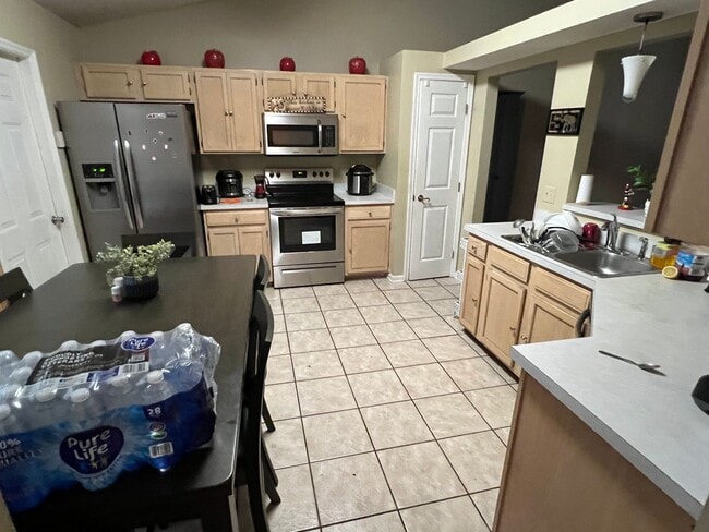 Building Photo - 3 bedroom 2 bath beauty