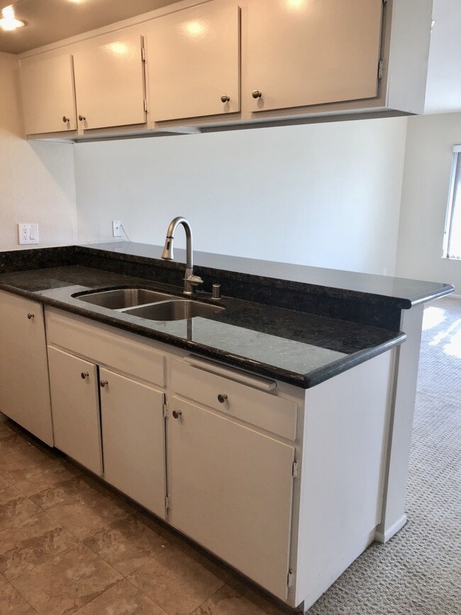 Building Photo - Ocean View Corner Unit Condo w/Balcony+Jac...