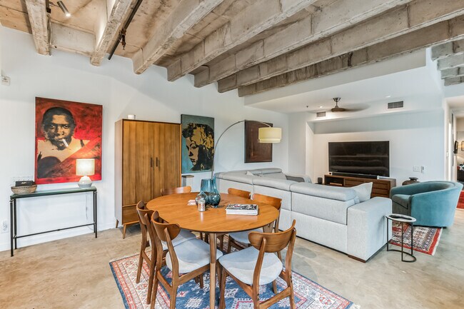 Building Photo - 1115 S Alamo St