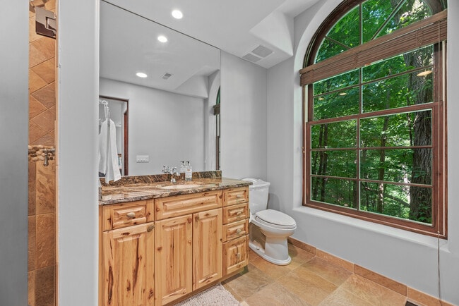 Building Photo - 493 Hazel Ave