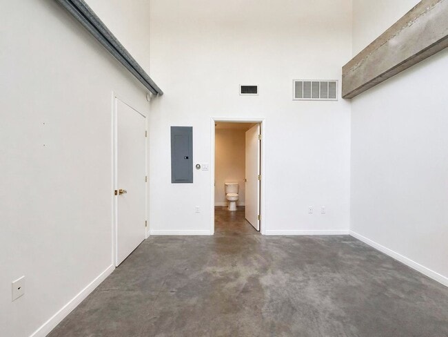 Building Photo - Modern Condo in The Cedars, Dallas with Private Patio | Available for Lease!