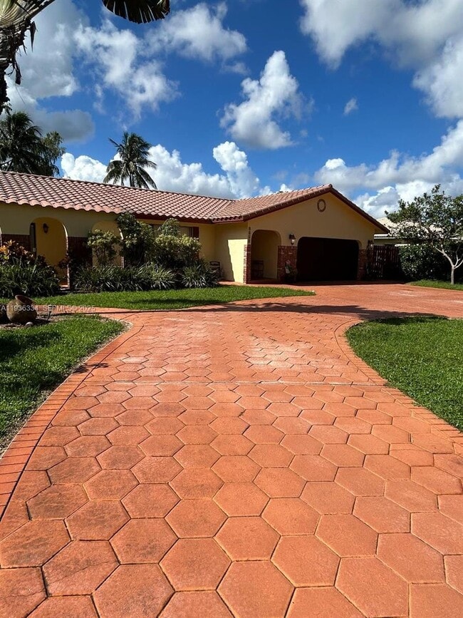 Building Photo - 9248 Shadow Wood Blvd