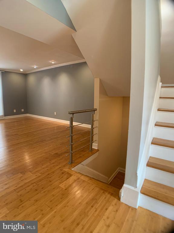 Building Photo - 8 E Darby Ct