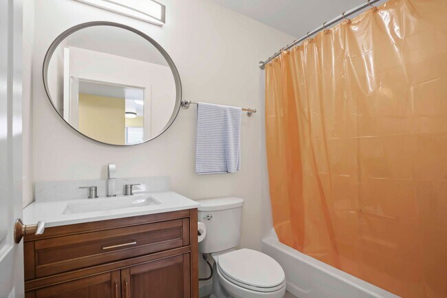 Building Photo - 3 Bedroom 2 Bath Apartment