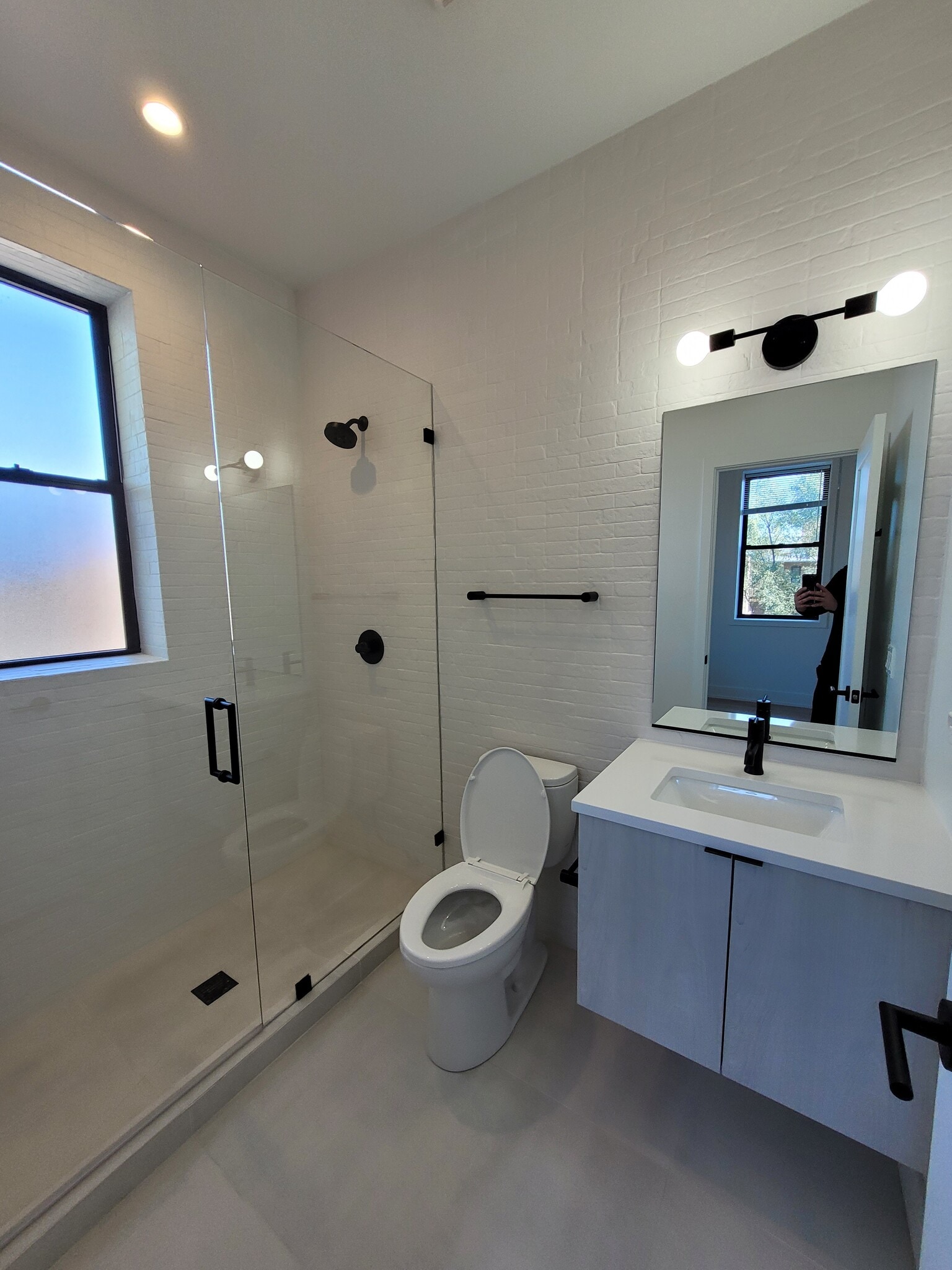 Building Photo - 1334 W Bryn Mawr Ave