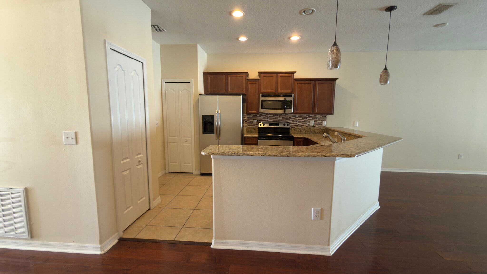 Building Photo - 4008 Shade Tree Ln