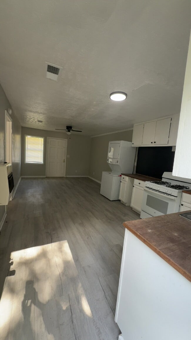 Building Photo - 305 Valentour Rd
