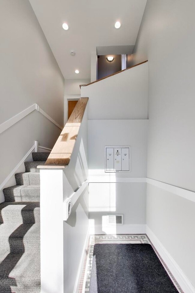 Building Photo - 2114 W Byron St