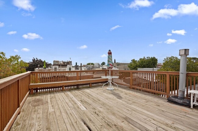 Building Photo - Three Bedroom Graduate Hospital Home with Roof Deck!