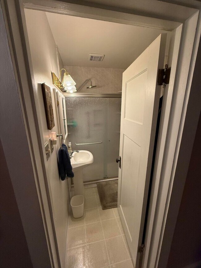 Building Photo - Warm & Furnished 2BR Home Near Billings Clinic