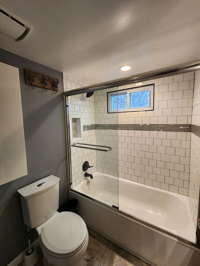 Building Photo - Beautiful and Spacious 3BR 2BA Home w/ Remodeled Kitchen • Patio & Fenced Yard in St. Matthews