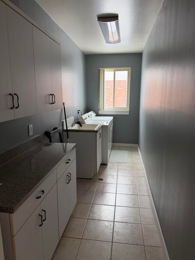 Building Photo - 3550 Kings Point Dr