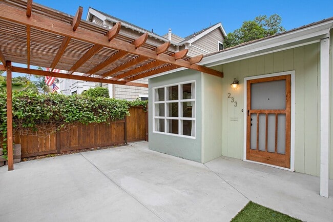 Building Photo - Upgraded 2br Coronado House, Bonus Room, Yard & Garage!