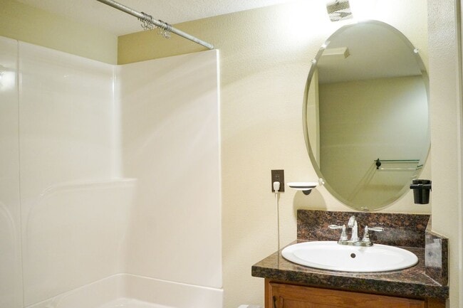 Building Photo - Beautifully Updated 2-Bed w/Condo Grade Fi...