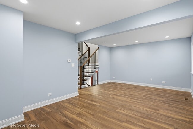 Building Photo - 777 E Golfview Dr