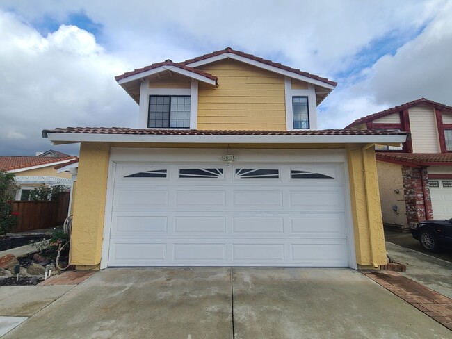 Building Photo - 3 bed / 3 bath two story single family hom...