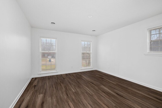 Building Photo - 5 bedroom 3 bath in Covington recently renovated just off the town square