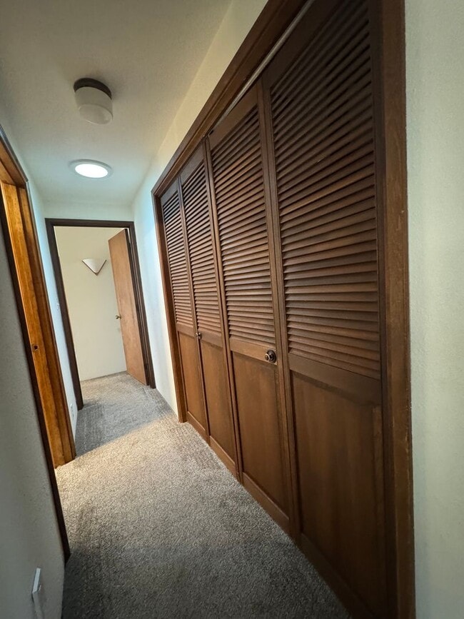 Building Photo - 3 Bdrm, 3 Bath home in Lynnewood with Gourmet Kitchen, 3 miles to Sky Lakes Medical Ctr and OIT