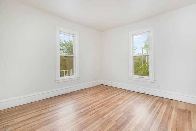 Building Photo - Spacious 5 Bed | 2 Bath Home in the Heart ...