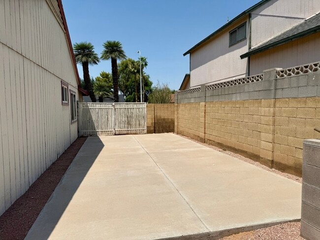 Building Photo - Fabulous 3-Bedroom with Pool!!