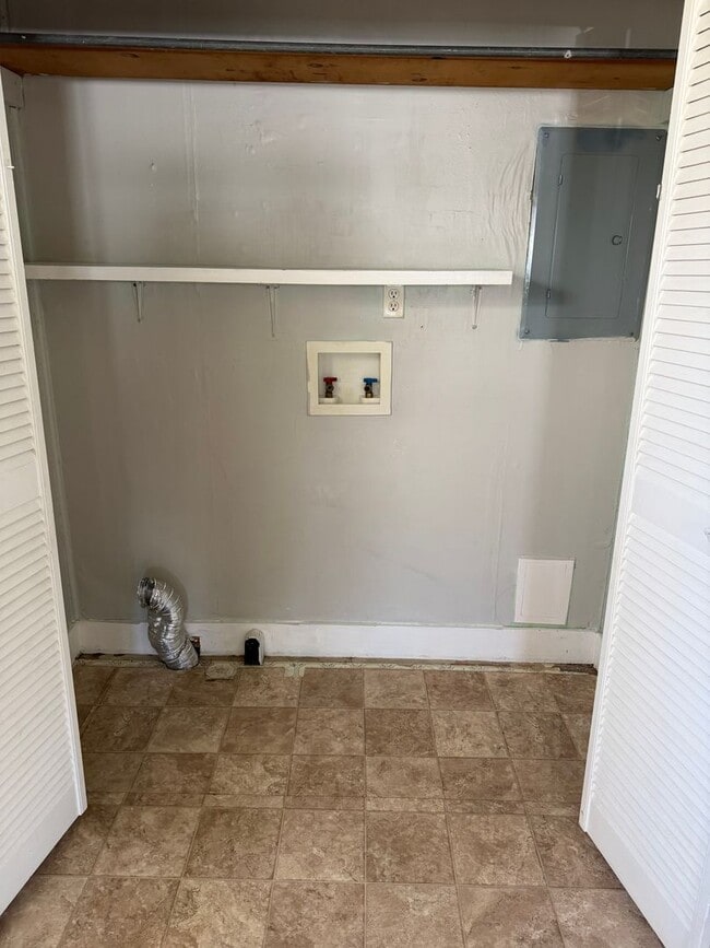 Building Photo - Adorable Cottage with detached garage Lebanon TN