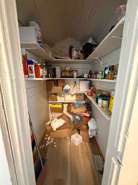 Building Photo - 409 N Cedar St