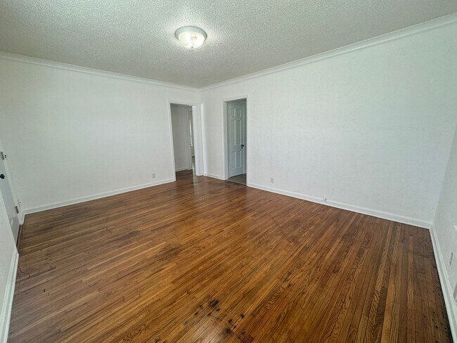 Building Photo - 2 bedroom 1 bathroom home Ready for move-i...