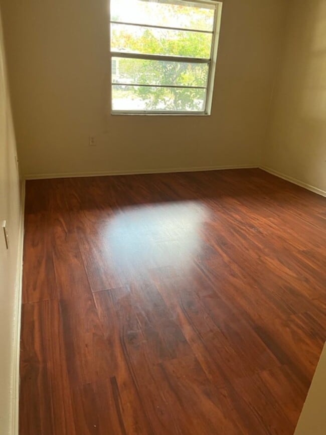 Building Photo - 2 Bdrm 1 Bath Apartment in Bradenton, FL