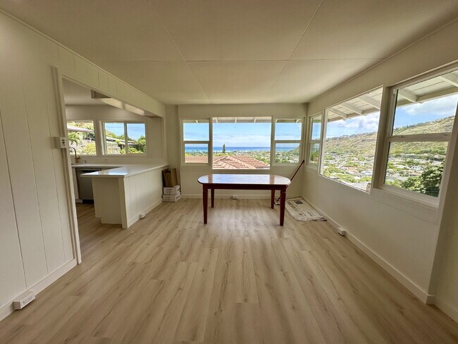 Building Photo - Renovated 3BR/2BA Home with Ocean Views – Aina Haina
