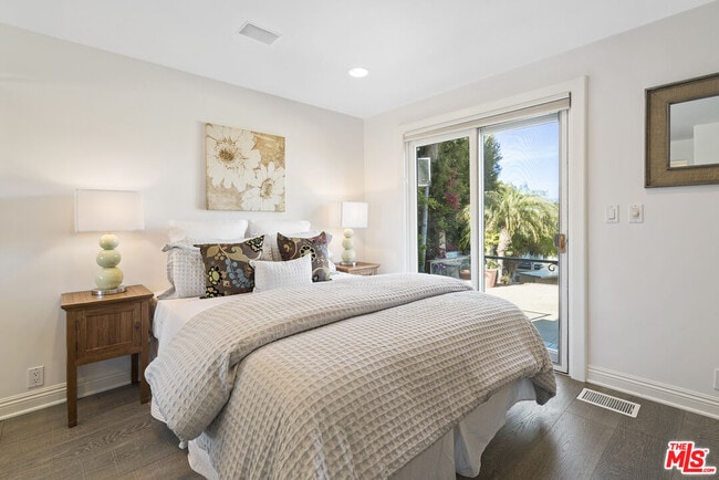 Building Photo - 7036 Grasswood Ave