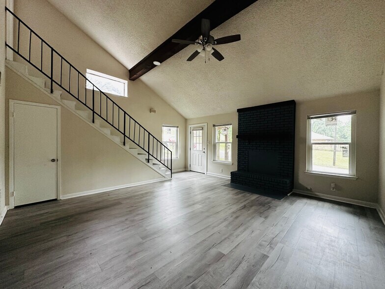 Building Photo - 1205 W Texas St