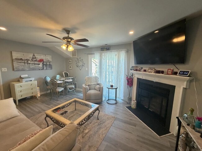 Building Photo - 606 Woodhollow Dr