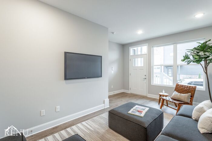 Building Photo - 2322 E 18th St Pl