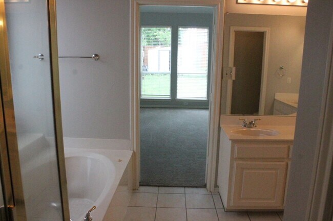 Building Photo - 3623 Rodale Way