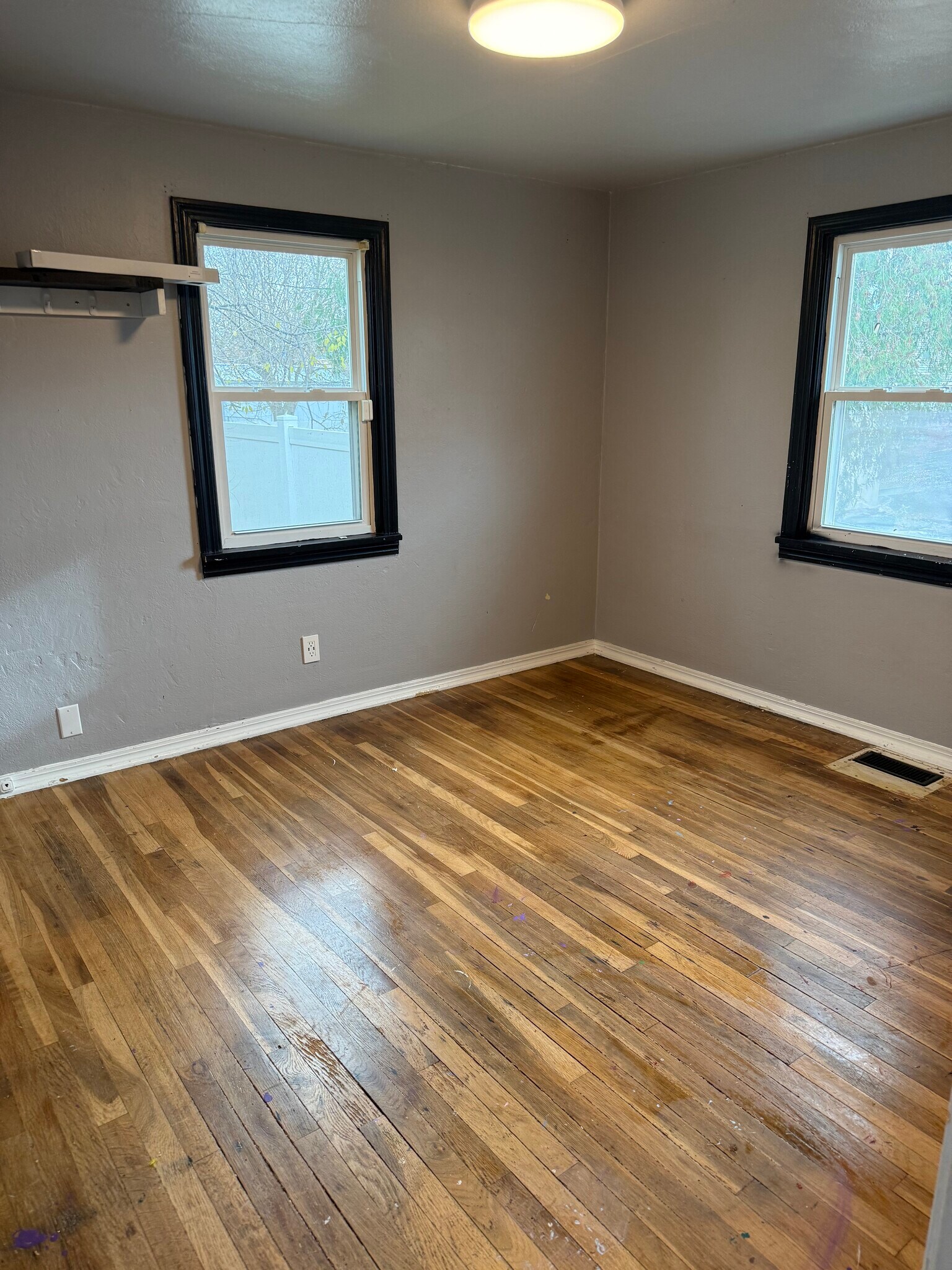 Building Photo - 9518 E Broadway Ave