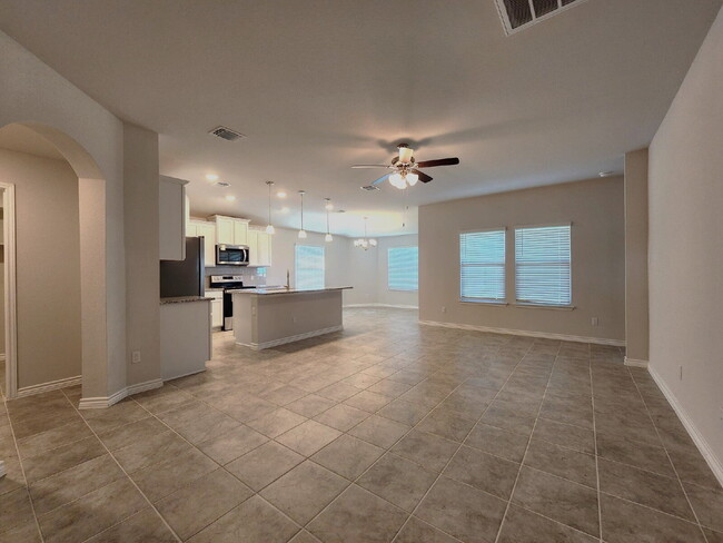 Building Photo - "Bright and Beautiful 3-Bedroom 2-Bath Hom...