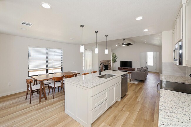 Building Photo - 8813 Oakleaf Ct