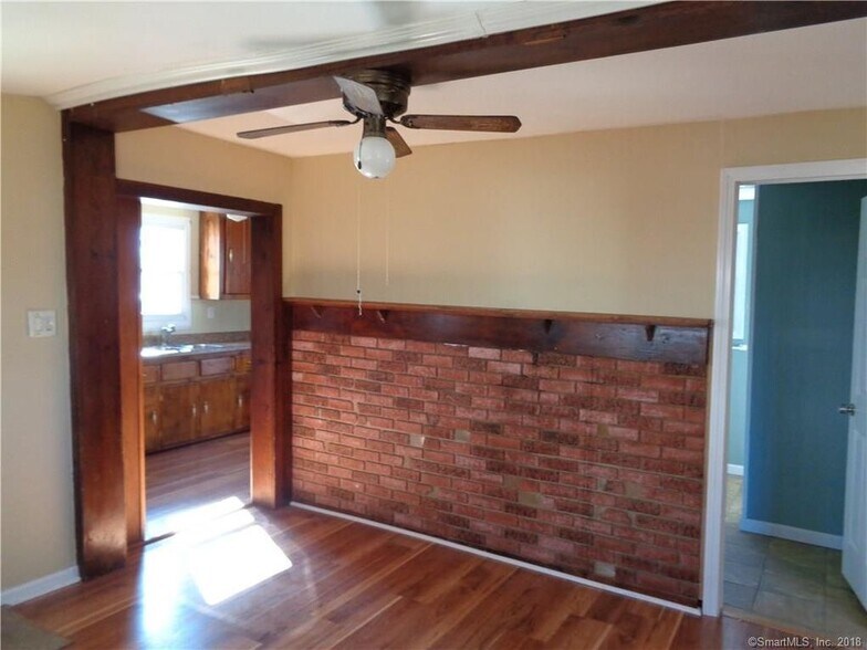 Building Photo - 454 Middle Tpke E