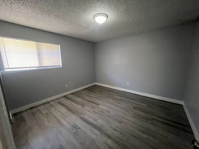 Building Photo - 4416 Parkwood Ct 93309
