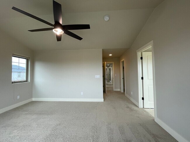 Building Photo - Lovely North Plains 4Bd 2.5Ba Home with Ja...